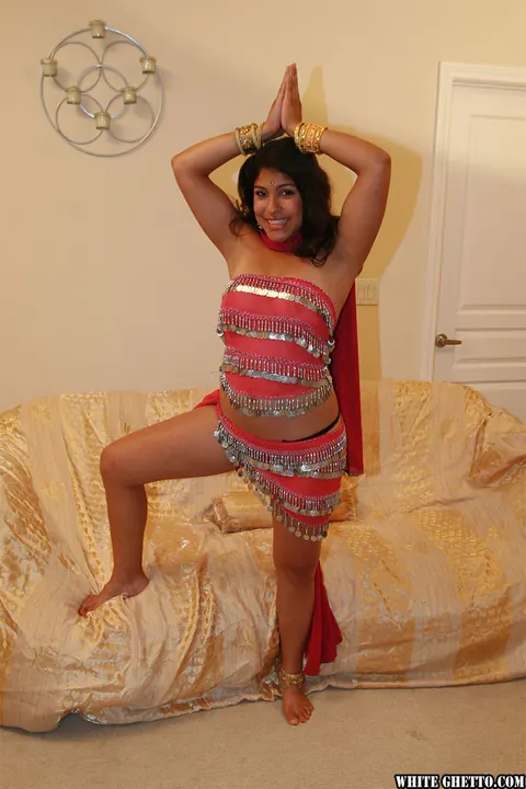 Laurie Vargas: Thick Indian MILF Lifts Her Hem to Flash Her Big Ass – photo 8 of 15