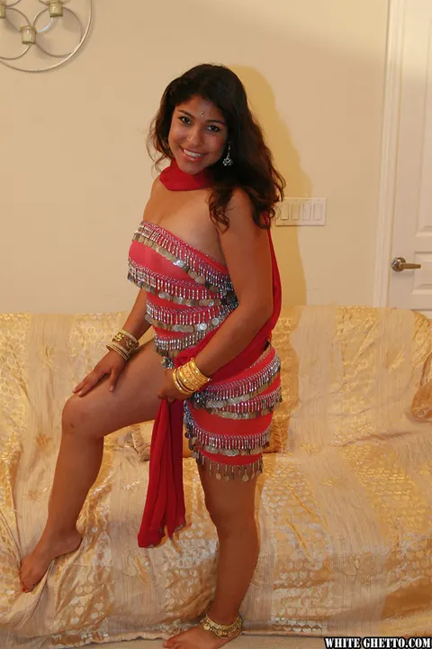 Laurie Vargas: Thick Indian MILF Lifts Her Hem to Flash Her Big Ass – photo 5 of 15