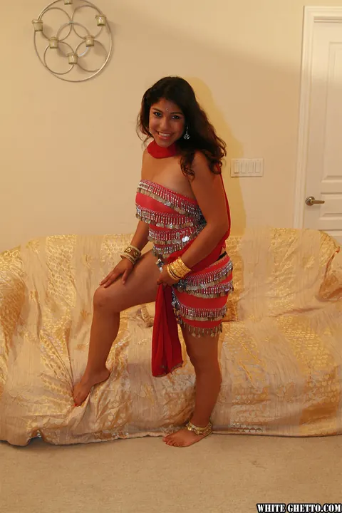 Laurie Vargas: Thick Indian MILF Lifts Her Hem to Flash Her Big Ass – photo 4 of 15