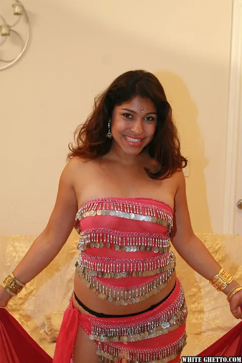 Laurie Vargas: Thick Indian MILF Lifts Her Hem to Flash Her Big Ass – photo 14 of 15