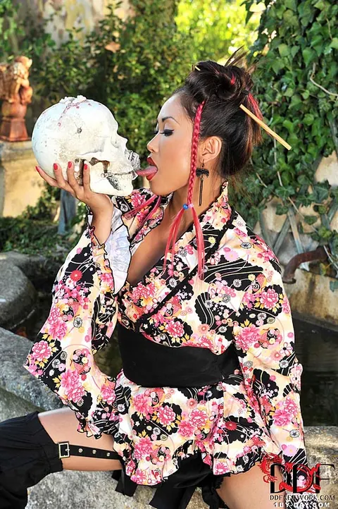 Davon Kim: Slim Asian MILF Fingers Her Ass Outdoors in a Skirt – photo 3 of 13