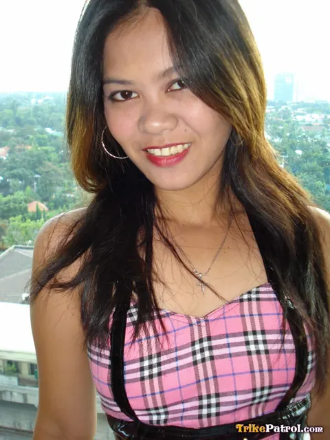 Thick Filipina Bends Over in Boots and Spreads Outdoors – photo 1 of 15