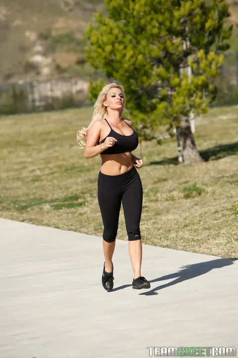 Holly Halston: Blonde MILF Bares Her Enhanced Tits Outdoors – photo 16 of 21
