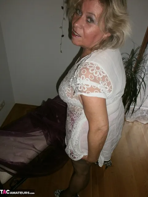BBW MILF Strips Nude and Fingers Her Hairy Pussy – photo 3 of 20