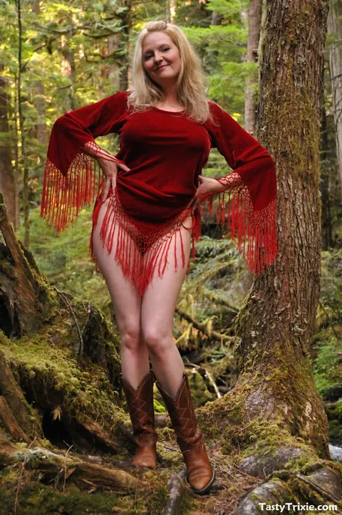 Tasty Trixie: Thick Blonde MILF Bares Her Ass and Spreads in the Forest – photo 4 of 20