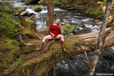 Tasty Trixie: Thick Blonde MILF Bares Her Ass and Spreads in the Forest – photo 9 of 20