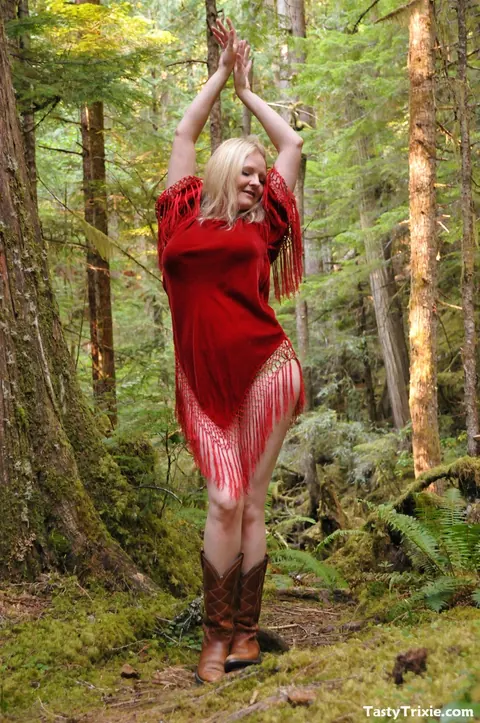 Tasty Trixie: Thick Blonde MILF Bares Her Ass and Spreads in the Forest – photo 2 of 20
