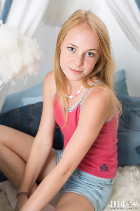 Blonde Strips Off Her Shorts and Spreads Wide – photo 3 of 20