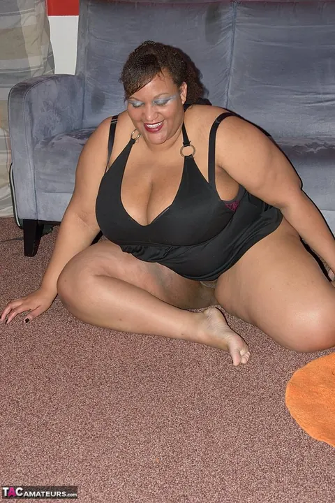 Curvy Ebony MILF Strips and Shows Her Big Tits – photo 7 of 20