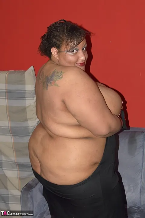 Curvy Ebony MILF Strips and Shows Her Big Tits – photo 17 of 20