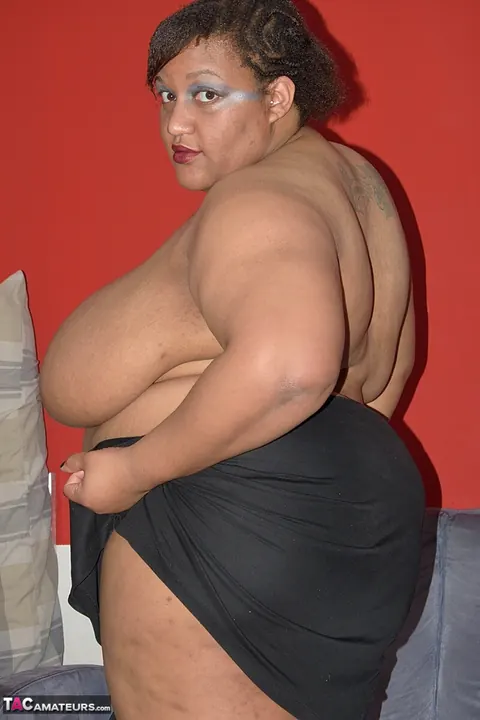 Curvy Ebony MILF Strips and Shows Her Big Tits – photo 15 of 20