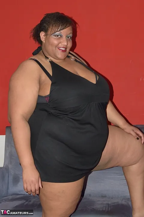 Curvy Ebony MILF Strips and Shows Her Big Tits – photo 3 of 20