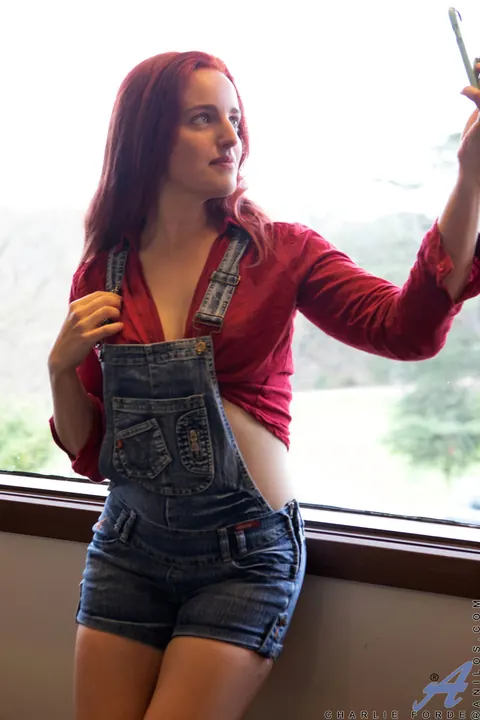 Charlie Forde: Redhead MILF Strips Out of Her Lingerie for Selfies – photo 1 of 16
