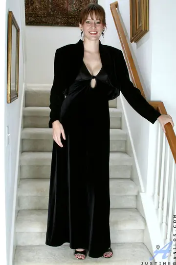 Thick Mature Lady in Heels Fingers Her Shaved Pussy on the Stairs