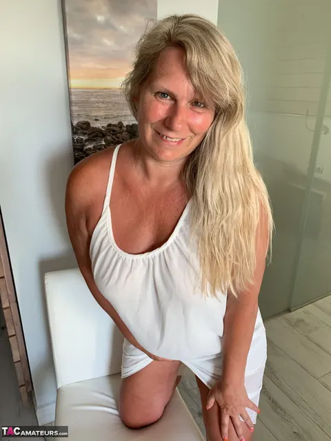 Sweet Susi: Curvy Blonde MILF Hikes Her Dress and Shows Her Small Natural Tits – photo 4 of 20