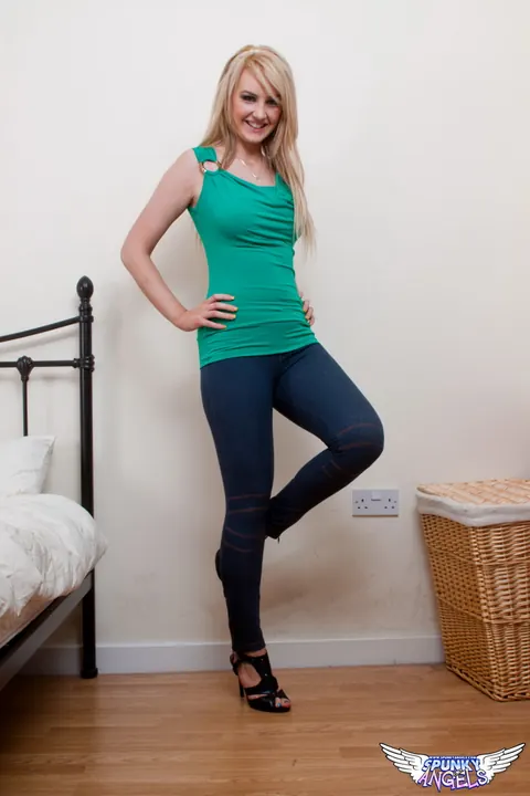 Katie K: Thick Blonde Peels Off Her Tight Jeans to Fuck a Dildo – photo 1 of 12