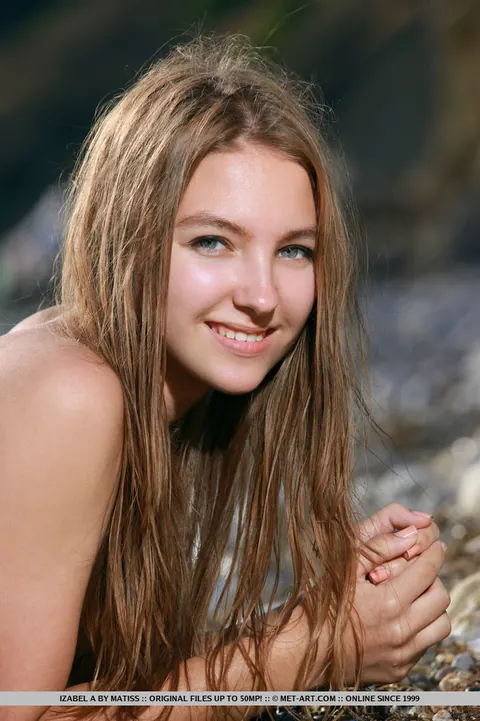 Alessa Z: Brunette Reveals Her Shaved Pussy in a Bikini on the Beach – photo 3 of 18
