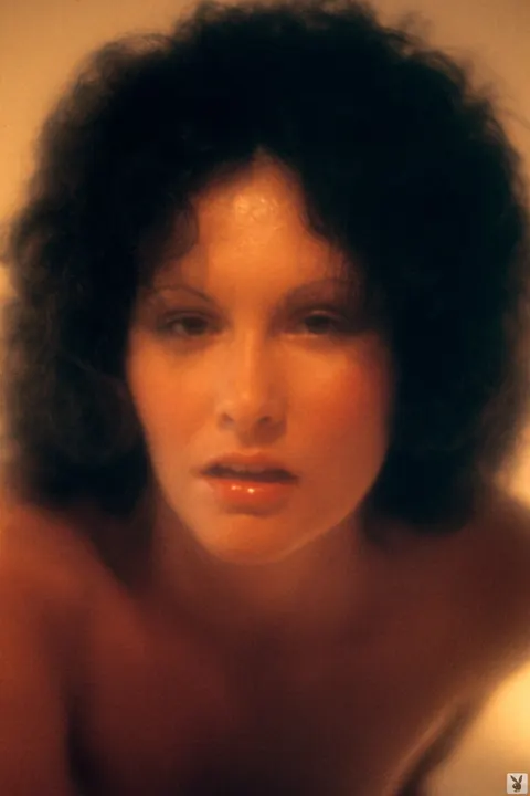 Linda Lovelace: Mature Brunette with Short Hair Fingers Her Pussy on the Bed – photo 1 of 16