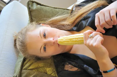 Amateur Woman Spreads Her Pussy Outdoors with a Banana – photo 14 of 21
