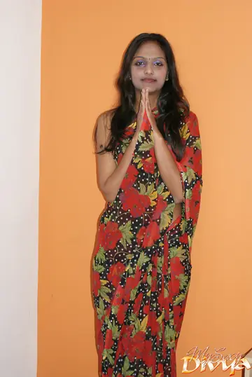 Indian Woman Bares Her Small Tits in a Skirt