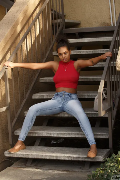 Noel Monique: Ebony Babe Flaunts Her Big Ass in Jeans Outdoors – photo 6 of 11
