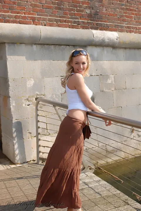 Hayley Marie Coppin: British Blonde MILF Lifts Her Skirt and Flashes Her Bare Ass Outdoors – photo 4 of 12