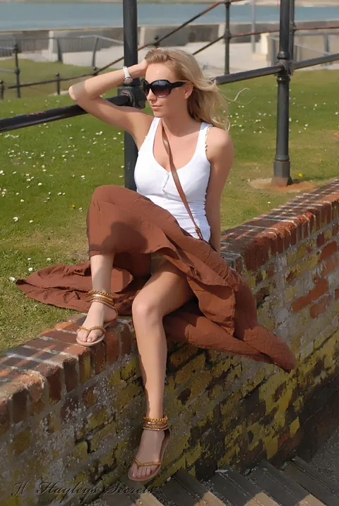 Hayley Marie Coppin: British Blonde MILF Lifts Her Skirt and Flashes Her Bare Ass Outdoors – photo 1 of 12