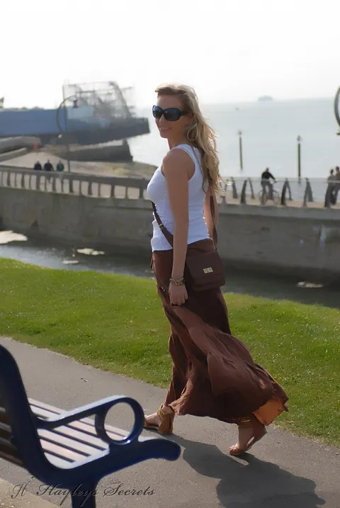 Hayley Marie Coppin: British Blonde MILF Lifts Her Skirt and Flashes Her Bare Ass Outdoors – photo 2 of 12