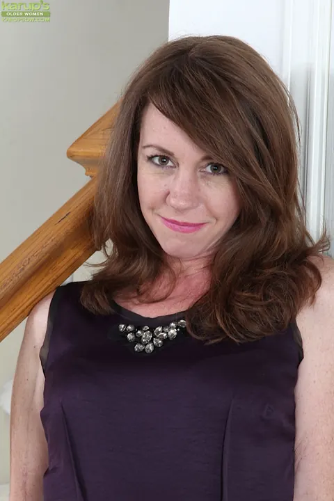 Molly Golly: Mature Brunette Shows Her Hairy Pussy and Ass in a Skirt – photo 2 of 16