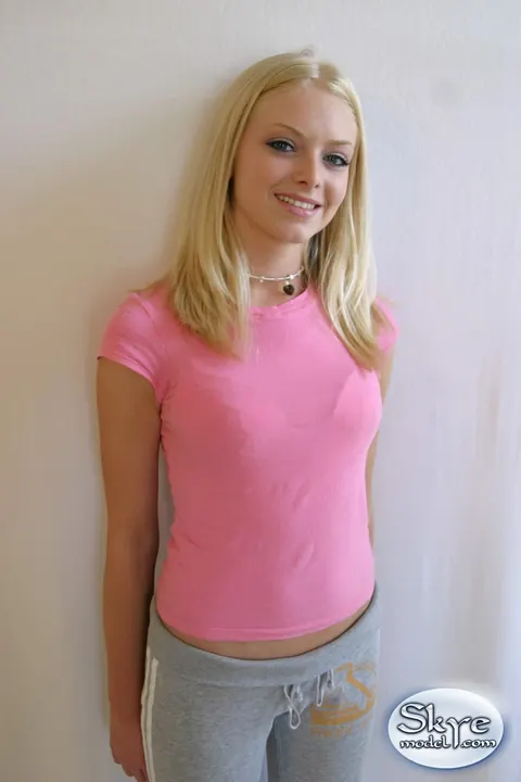 Skye Model: Blonde in Yoga Pants Pulls Waistband Aside to Spread – photo 4 of 12