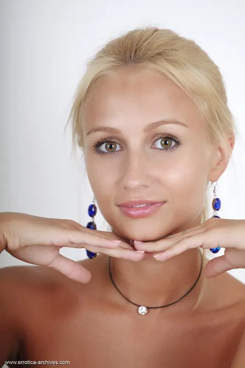Blonde European Woman Spreads Her Shaved Pussy – photo 1 of 16