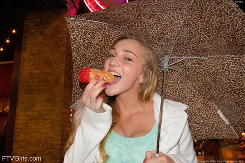Kendra Sunderland: Tall Blonde with Big Natural Tits Pulls Aside Her Panties and Spreads – photo 6 of 15