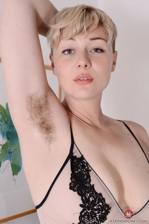 Dakota Rose: Thick Short-Haired Blonde Spreads Her Hairy Pussy Wide – photo 2 of 17