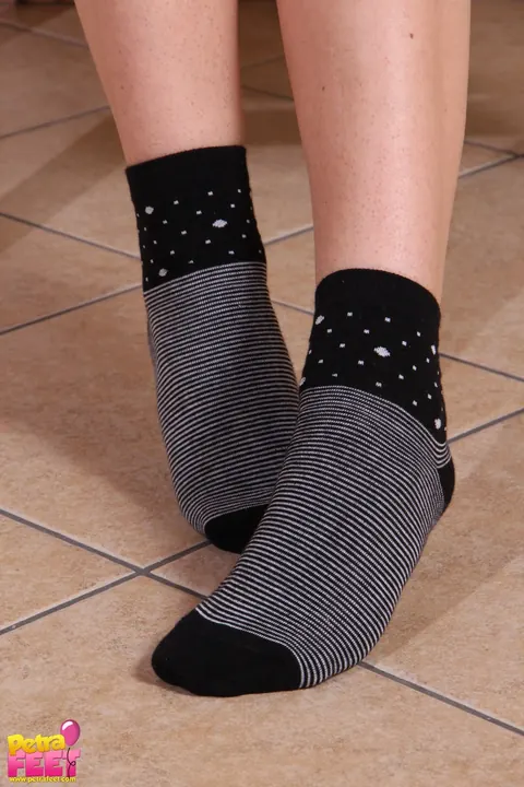 Thick European Brunette Removes Her Socks and Shows Her Flexible Toes – photo 3 of 10