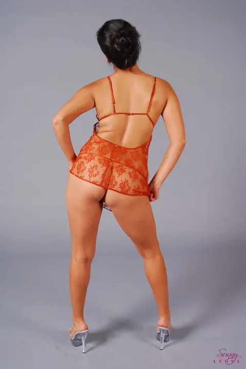 Sunny Leone: Short-Haired Indian MILF Strips Off Her Lingerie and Shows Her Pierced Nipples – photo 14 of 17