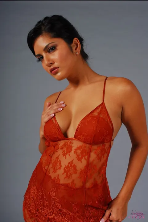 Sunny Leone: Short-Haired Indian MILF Strips Off Her Lingerie and Shows Her Pierced Nipples – photo 3 of 17