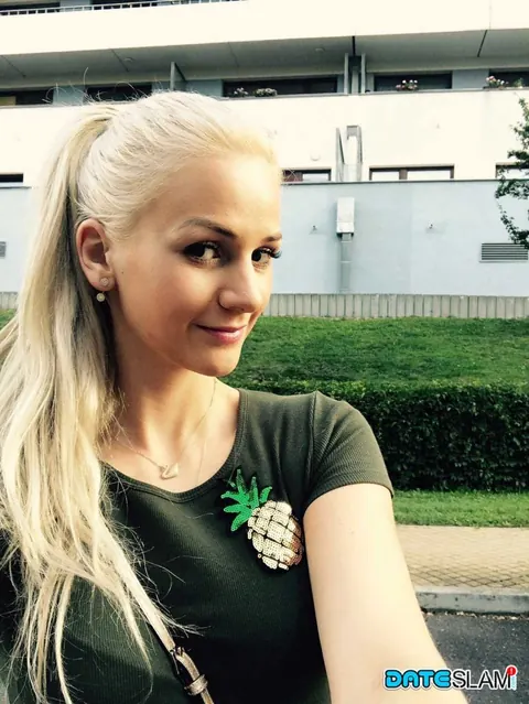 Katy Sky: Tall Blonde Takes Selfies in a Bikini and Shorts Outdoors – photo 8 of 12