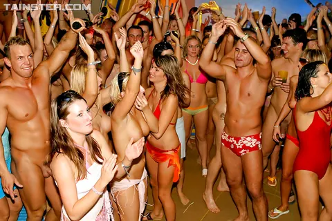 Barbara Summer: Blonde and Brunette in Bikinis Share a Blowjob in a Bathroom Orgy – photo 15 of 16