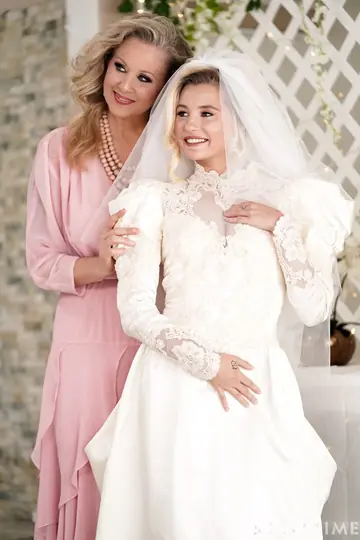 Julia Ann – Busty Blonde MILF Lifts Her Skirt for Lesbian Sex at a Wedding
