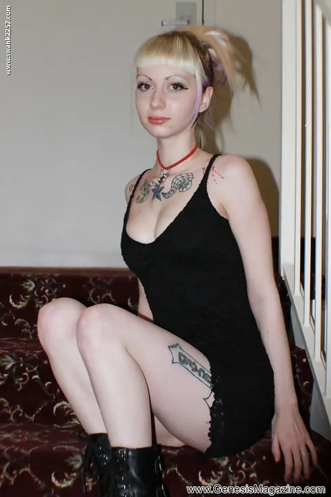 Tattooed Blonde Babe Poses in a Black Dress and Boots – photo 7 of 16