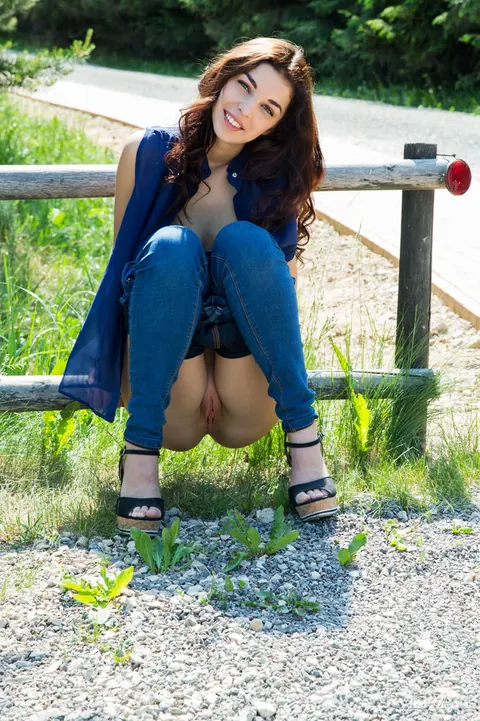 Evita Lima: European Brunette with Big Tits Flashes Outdoors in Jeans – photo 4 of 16