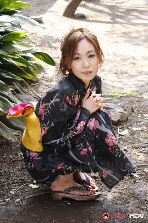 Shuri Maihama: Japanese Redhead Removes Her Panties and Spreads Outdoors in a Kimono – photo 4 of 15