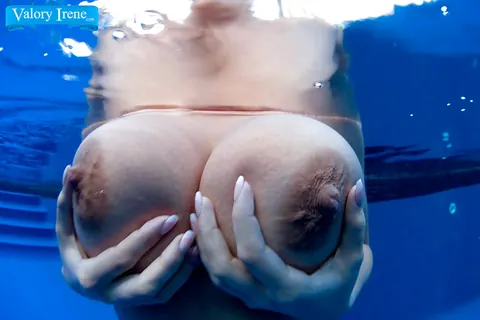 Valory Irene: Thick European Brunette Shows Her Big Tits and Ass Underwater – photo 11 of 16