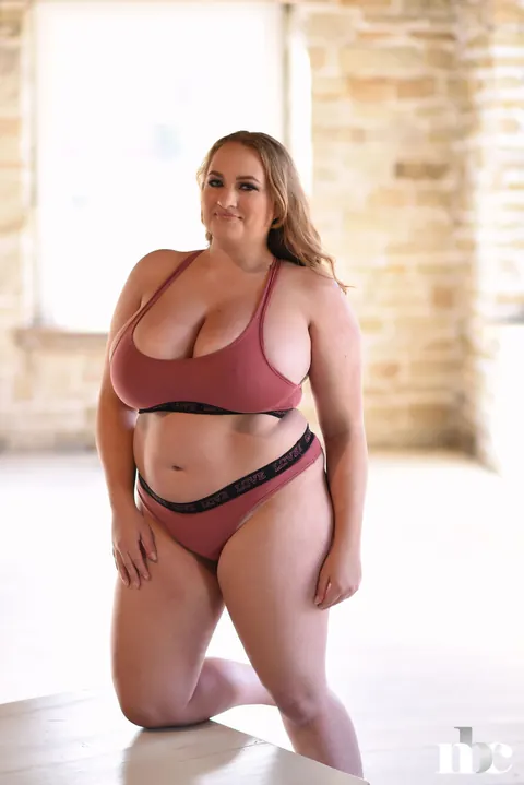 Sara Willis: Curvy British Blonde Poses Topless with Huge Natural Tits – photo 7 of 21