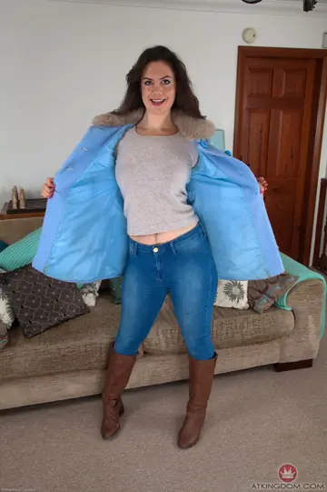 Pale Curvy MILF Undresses from Jeans and Spreads for Anal