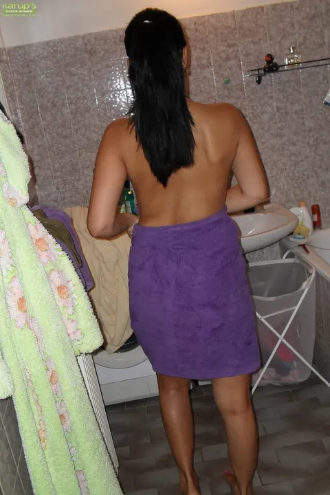 Katya Nova: Mature Brunette MILF Wets Her Tits and Spreads in the Shower – photo 4 of 16