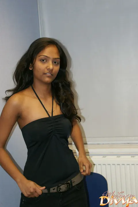 Indian Woman Removes Her Panties – photo 4 of 12