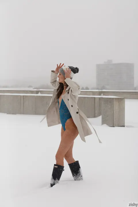 Laina Shendoah: Brunette Parades Nude in the Snow Wearing Only Boots – photo 3 of 12