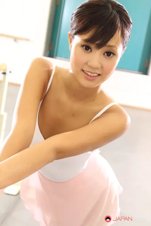 Ruri Kinoshita: Japanese Brunette Stretches in Pantyhose and Tutu – photo 13 of 15