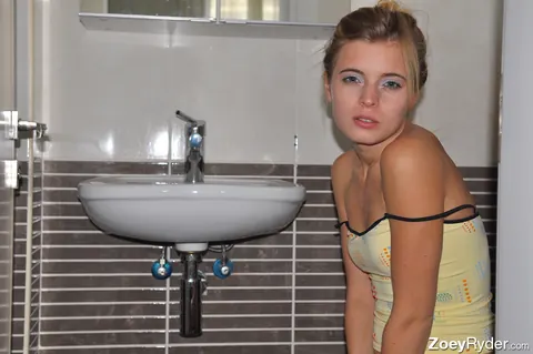 Zoey Ryder: Blonde in Shorts Bares Her Tits on the Toilet – photo 10 of 15